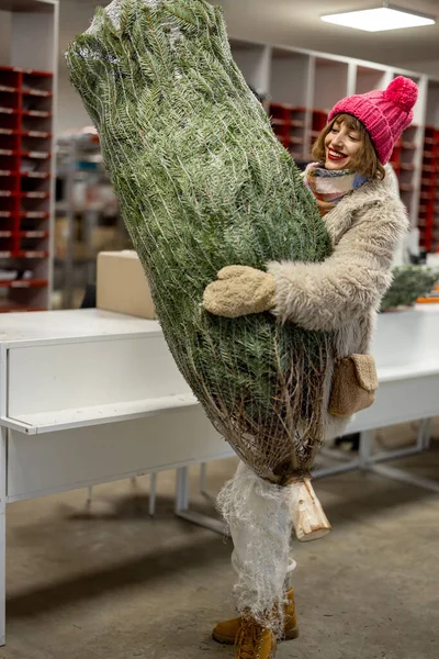 Junge Frau Nimmt Verpackten Weihnachtsbaum Kreißsaal Entgegen Konzept Des Lieferservices — Stockfoto