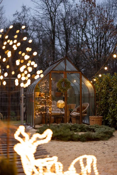 Güzel Bir Bahçe Eski Bir Cam Kış Zamanı Çelenklerle Süslenmiş — Stok fotoğraf