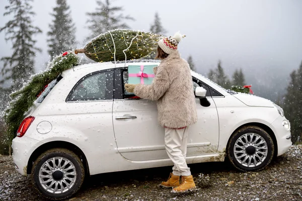 Mulher Pega Presentes Seu Carro Branco Com Árvore Natal Telhado — Fotografia de Stock