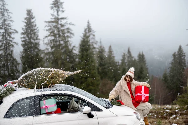 Young Woman Gift Box Her Car Christmas Tree Rooftop Snowfall — Stock Photo, Image