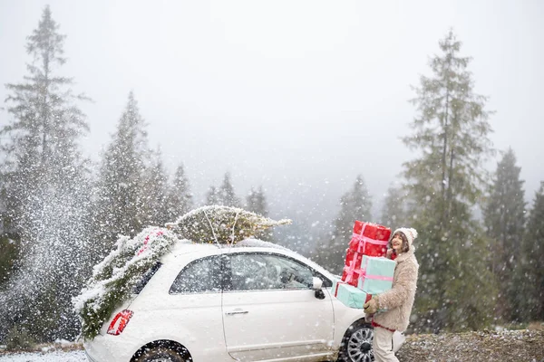 Woman Holds Heap Gift Boxes While Standing Car Decorated Christmas — Stock Photo, Image