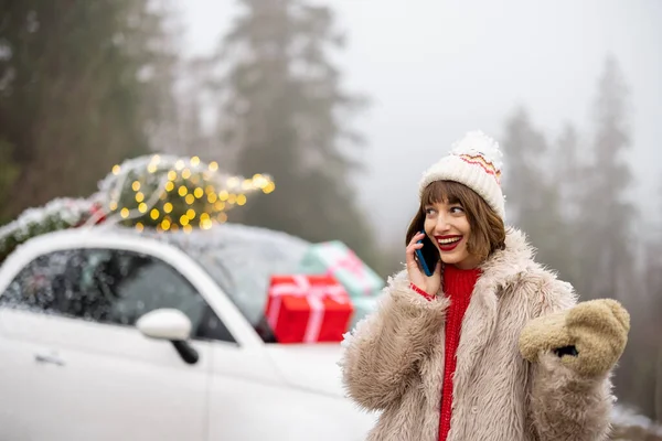 Vrouw Praat Telefoon Tijdens Het Reizen Met Auto Versierd Met — Stockfoto