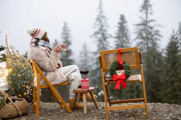 在寒假期间 年轻女子放松下来 享受大自然的平静 在山地驾车旅行时野餐 单独庆祝自然新年的概念 — 图库照片
