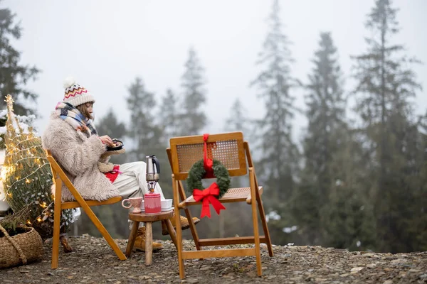 Young Woman Relaxes Enjoys Calm Nature Winter Holidays Has Picnic — Stock Photo, Image