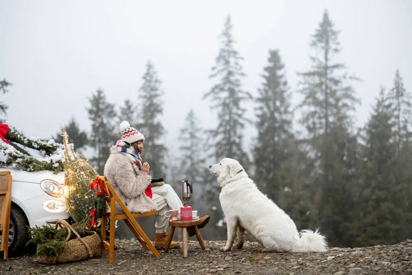 Молода Жінка Відпочиває Насолоджується Спокоєм Природи Сидячи Своїм Собакою Пікніку — стокове фото