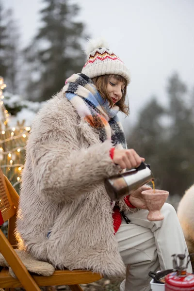 Mulher Tem Piquenique Nas Montanhas Durante Inverno Despejando Café Desfrutando — Fotografia de Stock