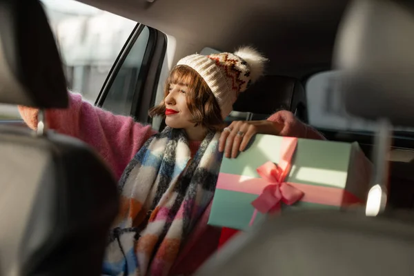 Ünnepekre Öltözött Fiatal Autóval Vezet Hátsó Ülésen Gyönyörűen Becsomagolt Karácsonyi — Stock Fotó