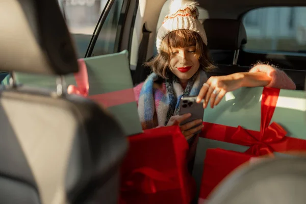 Wanita Muda Berpakaian Untuk Liburan Mengendarai Mobil Kursi Belakang Dengan — Stok Foto