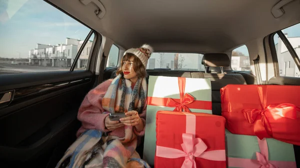 Junge Frau Weihnachtskleidung Fährt Auto Auf Rücksitz Mit Schön Verpackten — Stockfoto