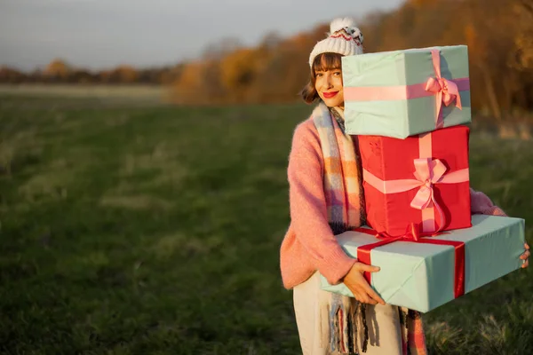 Молодая Женщина Одетая Праздника Несет Новогодние Подарки Природе Время Заката — стоковое фото