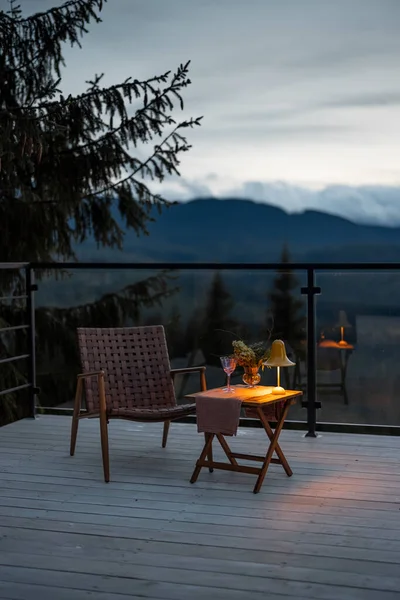 Geräumige Terrasse Mit Gemütlichem Tisch Stuhl Und Lampe Hoch Den — Stockfoto