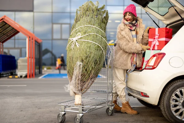 Genç Bir Kadın Noel Ağacını Paketliyor Alışveriş Merkezinin Otoparkında Arabanın — Stok fotoğraf