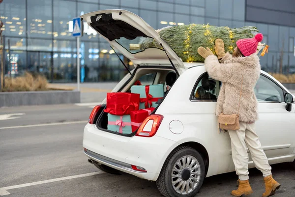 Egy Fiatal Feltesz Egy Karácsonyfát Kocsija Tetejére Köti Egy Kötéllel — Stock Fotó