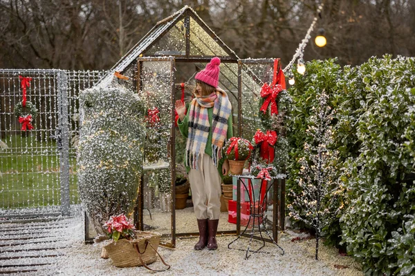 Young Woman Prepares Winter Holidays Decorating Her Backyard Christmas Tree — Stock Photo, Image