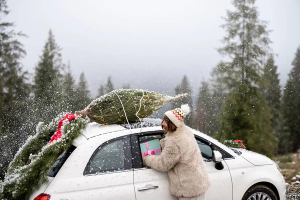 Mulher Pega Presentes Seu Carro Branco Com Árvore Natal Telhado — Fotografia de Stock