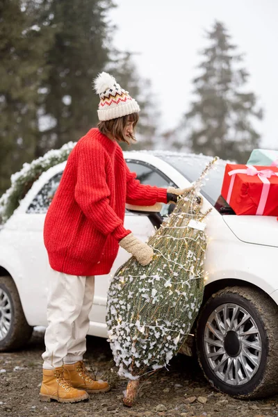 Woman Red Sweater Stands Christmas Tree Presents Traveling Car Mountains — Stock Photo, Image
