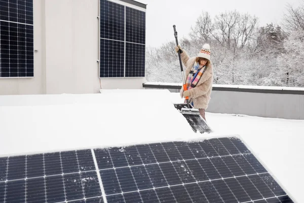 Žena Čistí Solární Panely Sněhu Aby Zimě Vyráběla Elektřinu Střeše — Stock fotografie