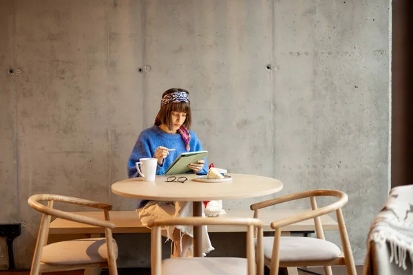 Молода Доросла Жінка Працює Цифровому Планшеті Сидячи Сучасному Кафе Концепція — стокове фото