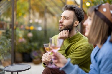Genç ve şık bir çift arka bahçede otururken birlikte takılır, konuşur ve şarap içer. Kadın ve erkek, akşam vakitlerini dışarıda rahat bir atmosferde geçiriyorlar.
