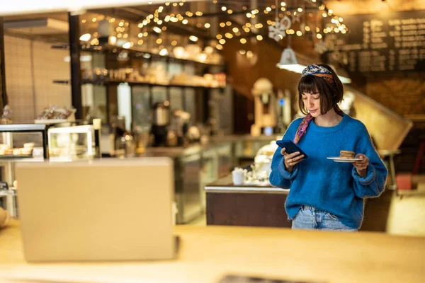 Young Stylish Woman Using Phone While Carrying Her Order Modern — Stock Photo, Image