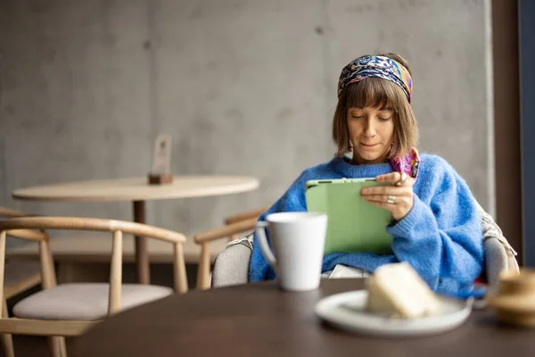 Young Stylish Woman Works Digital Tablet While Sitting Relaxed Coffee — Foto de Stock