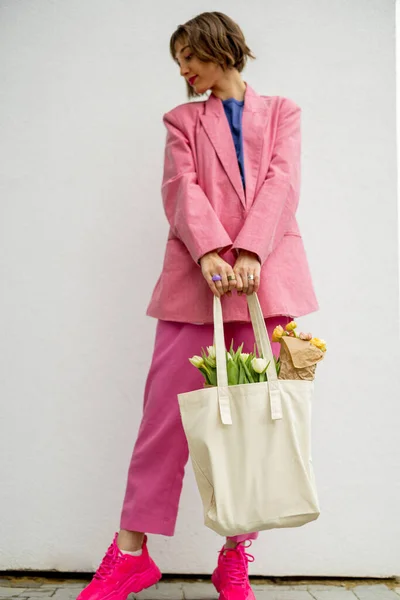 Портрет Стильной Женщины Розовом Костюме Эко Сумкой Полной Цветов Белом — стоковое фото