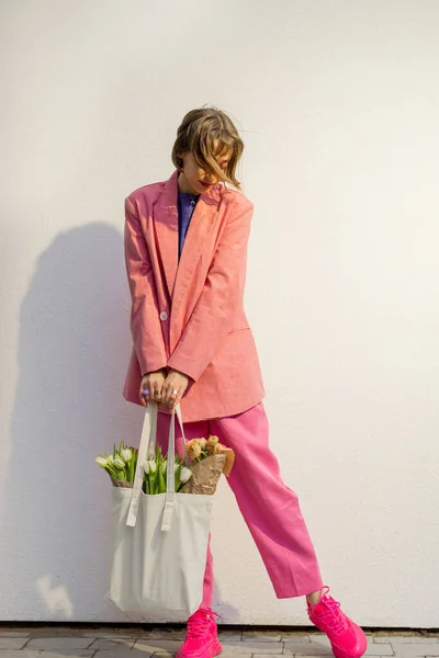 Lifestyle Portrait Stylish Woman Pink Suit Eco Handbag Full Flowers – stockfoto