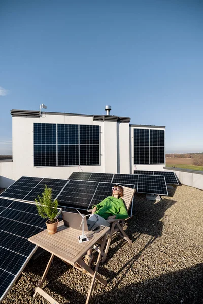 Woman Works Laptop While Sitting Relaxed Table Rooftop Solar Power — Foto Stock