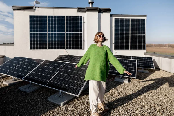 Portrait Happy Woman Stands Rooftop Solar Power Plant Installed Happy — Stockfoto