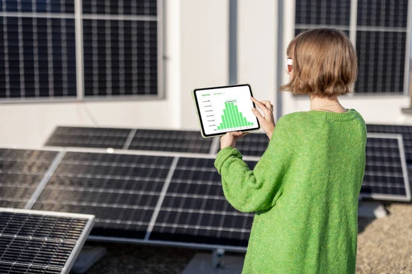 Młoda Kobieta Monitoruje Produkcję Energii Elektrowni Słonecznej Pomocą Tabletu Cyfrowego — Zdjęcie stockowe