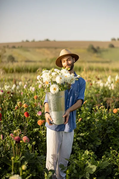 Man Hat Farmer Carries Bucket Full Freshly Picked White Dahlias — Stockfoto