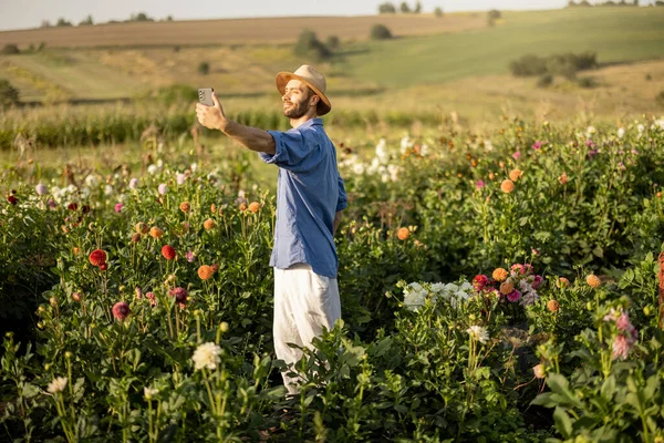 Man Hat Takes Photo Phone While Working Farmer Rural Flower — 스톡 사진