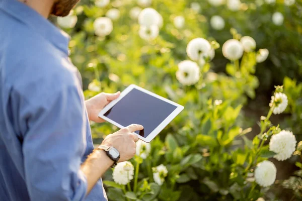 모자를 농부로서 농장에서 디지털 타블렛을 가지고 일하는 은해가질 리아스를 조사한다 — 스톡 사진