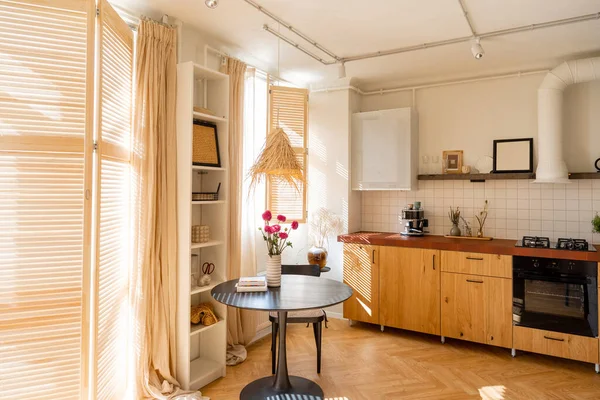 Şık Güneşli Stüdyo Dairesinin Içinde Mutfak Yemek Yeri Pencerelerinde Ahşap — Stok fotoğraf