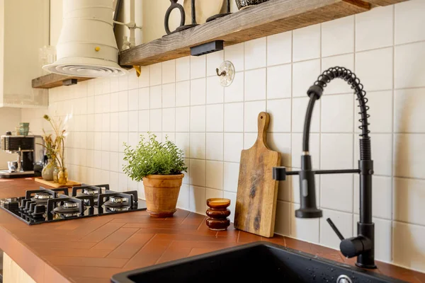 Fragmento Elegante Interior Cocina Con Mesa Azulejos Grifo Negro Delantal — Foto de Stock