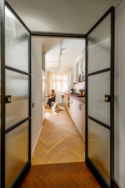 Wanita Duduk Meja Makan Dengan Anjingnya Dapur Apartemen Yang Cerah — Stok Foto
