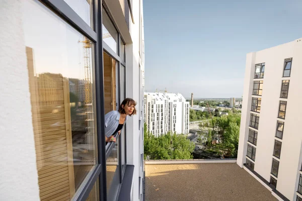 Kızgın Kadın Şehirdeki Bir Apartmanın Penceresinden Dışarı Bakıyor Şehir Dışından — Stok fotoğraf