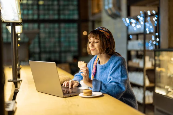 Young Stylish Woman Works Laptop While Sitting Coffee Drink Modern — Photo