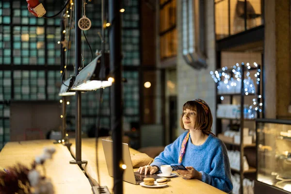 Ung Snygg Kvinna Arbetar Laptop Medan Sitter Med Kaffe Drink — Stockfoto