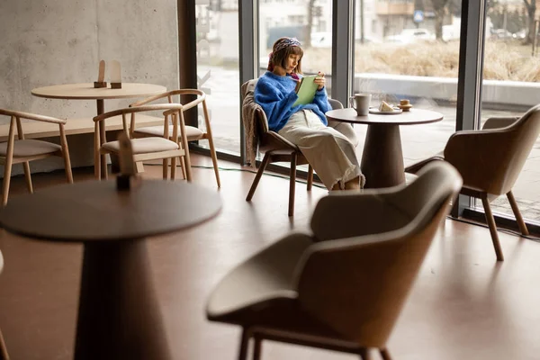 Stylish Woman Works Digital Tablet While Sitting Window Modern Coffee — Zdjęcie stockowe