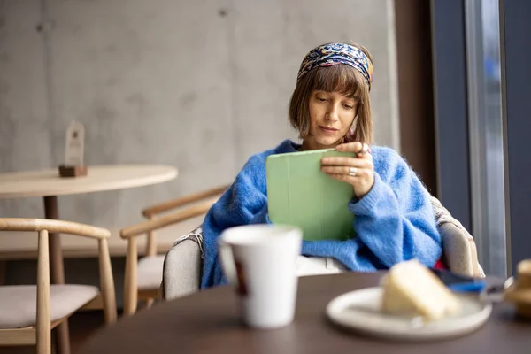 Young Stylish Woman Works Digital Tablet While Sitting Relaxed Coffee — Foto de Stock