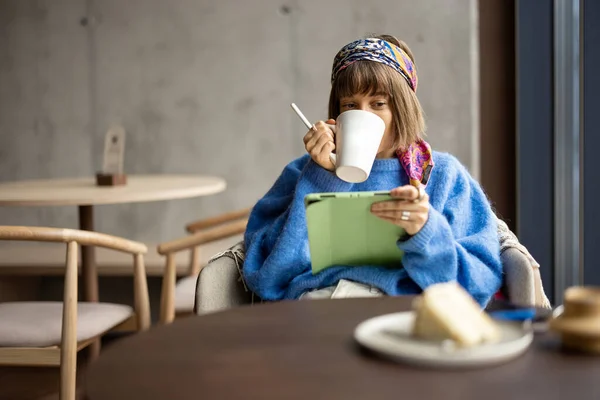 Молодая Стильная Женщина Работает Цифровой Планшет Сидя Спокойно Кофе Торт — стоковое фото