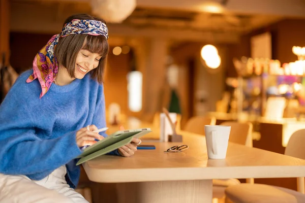 Young Adult Woman Works Digital Tablet While Sitting Modern Coffee — Stok fotoğraf