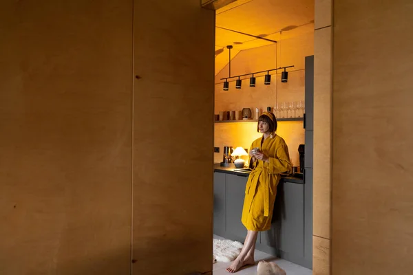 Wanita Muda Bermantel Kuning Berdiri Dengan Cangkir Kopi Dapur Selama — Stok Foto