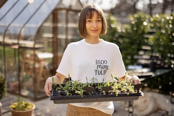 Retrato Una Joven Jardinera Con Una Bandeja Plántulas Hermoso Jardín —  Fotos de Stock
