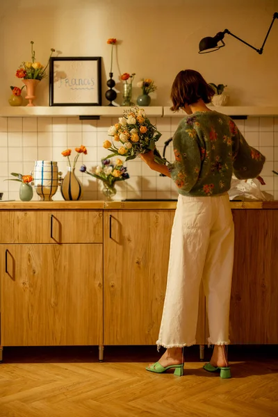 Wanita Cantik Membuat Karangan Bunga Dapur Rumah Menghias Apartemen Modernnya — Stok Foto