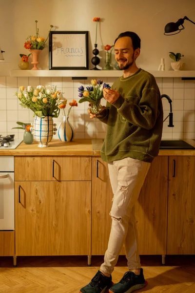 男人在厨房里喜欢花 家庭风格 装修和休闲概念 — 图库照片