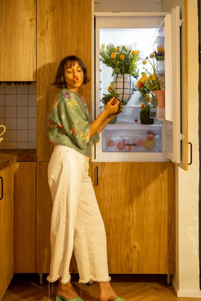 Şirin Bir Kadın Taze Çiçeklerle Dolu Buzdolabını Açıyor Mutfaktaki Yerini — Stok fotoğraf