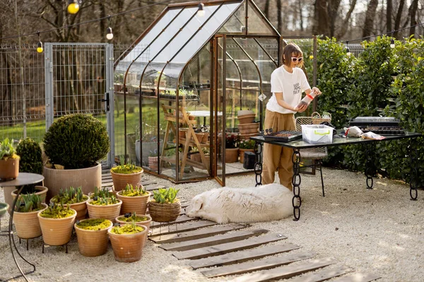 Genç Bahçıvan Güzel Arka Bahçesindeki Bitkilerle Ilgileniyor Arkasında Yaşlı Serası — Stok fotoğraf
