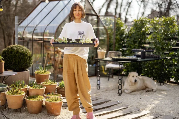 Retrato Jovem Jardineira Com Uma Bandeja Plântulas Belo Jardim Durante — Fotografia de Stock